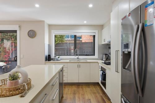 Stunning Luxury Townhome Walk to Beach & Shops in ซิลเวอร์ลีฟส์