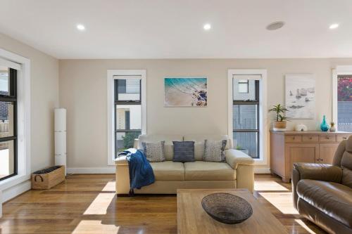 Stunning Luxury Townhome Walk to Beach & Shops in ซิลเวอร์ลีฟส์