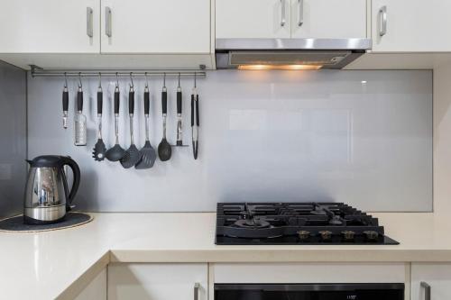 Stunning Luxury Townhome Walk to Beach & Shops in ซิลเวอร์ลีฟส์