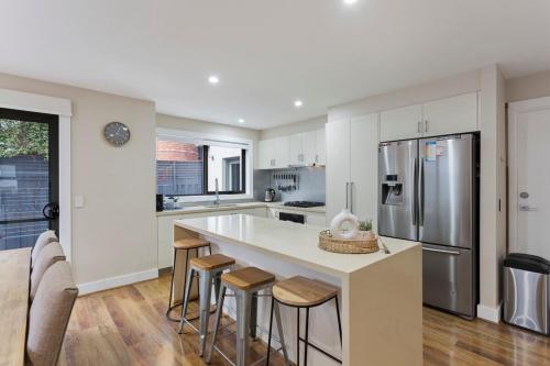 Stunning Luxury Townhome Walk to Beach & Shops in ซิลเวอร์ลีฟส์
