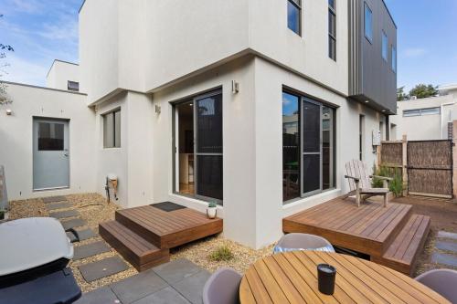 Stunning Luxury Townhome Walk to Beach & Shops in ซิลเวอร์ลีฟส์