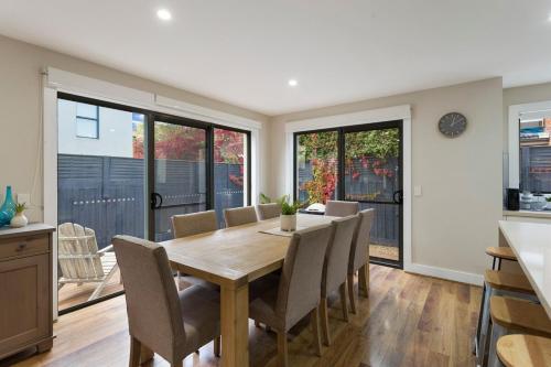 Stunning Luxury Townhome Walk to Beach & Shops in ซิลเวอร์ลีฟส์