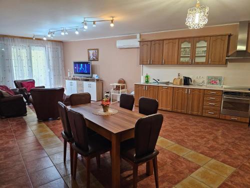 2 bedrooms, 4 beds