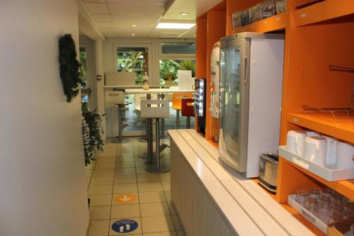 Premiere Classe St Quentin en Yvelines Elancourt - image 3
