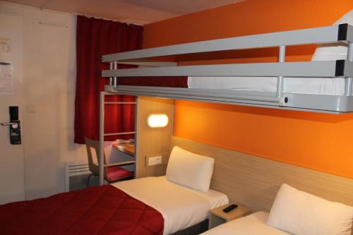 3 twin beds