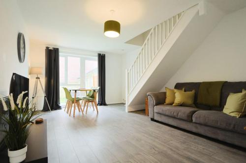 Broadcroft two bedroom house in North Bristol - Tap to explore photos