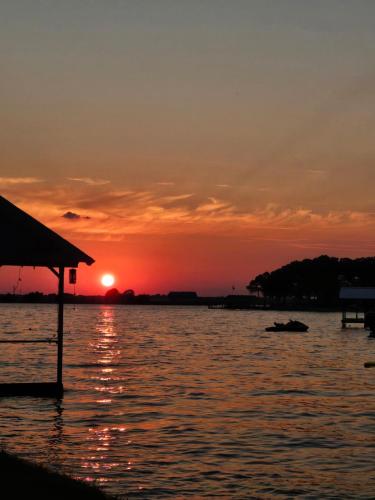 Cedar Creek Lake Home Private Dock in Gun Barrel City, USA