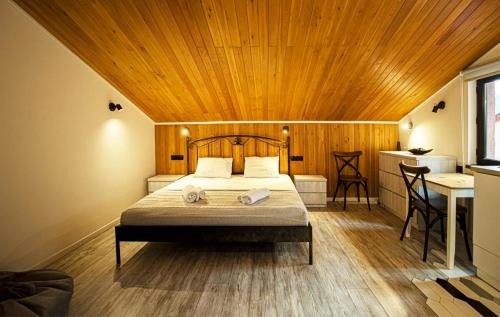 Top Location Cozy Wooden Ceiling Apt - by Wehost - Tap to explore photos