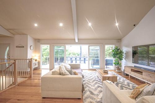 Spacious Coastal Retreat 5 Bdr - image 4