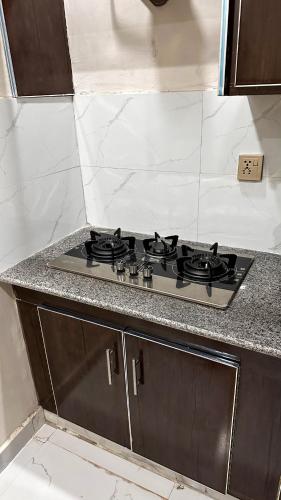2 Bedroom Apartment on Davis Road - image 3