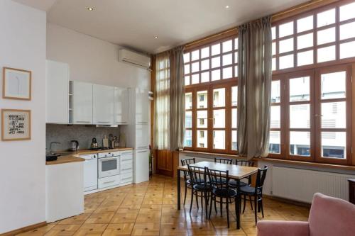 Central Tbilisi Bright 1br Gem - By Wehost - Tiflis