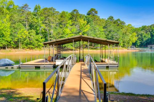 Waterfront Hartwell Apartment with Dock Access! in Hartwell, USA