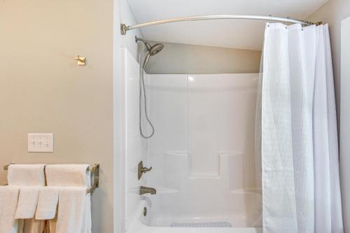 Waterfront Hartwell Apartment with Dock Access!