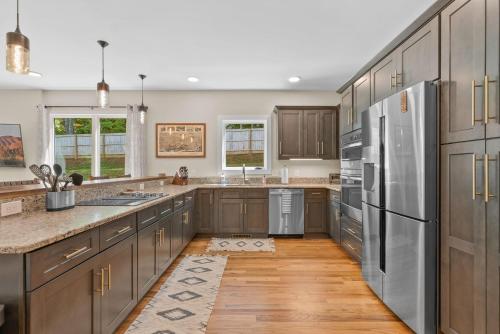 Near Asheville Hot Tub Fire Pit BBQ Sleeps 10 in Mills River (NC)