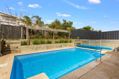 Holiday Home room in Family w Large Pool & Game Garage Wlk to Beach