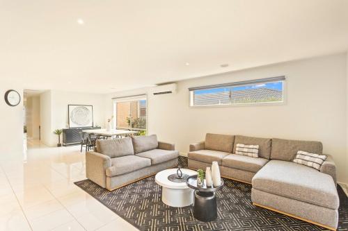 Family w Large Pool & Game Garage Wlk to Beach - image 2