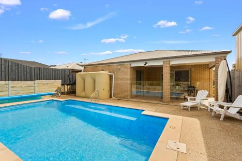 Family w Large Pool & Game Garage Wlk to Beach – khách sạn tại Cowes