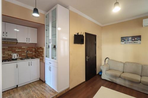 Cozy 2BR apt w Balcony on Aghmashenebeli ave - Tap to explore photos