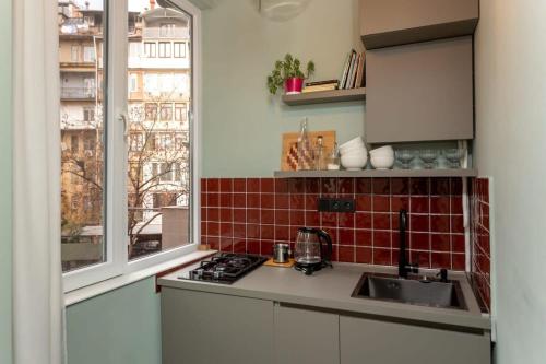 Historic Modern 1BR Apartment In The Centre - Tap to explore photos