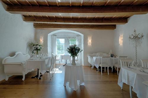 餐廳, Schloss Ueberstorf - Tafeln, Tagen, Träumen (Schloss Ueberstorf - Tafeln, Tagen, Traumen) in 于伯斯托夫