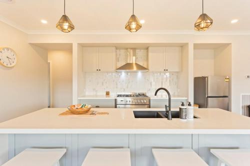 Modern Family-Friendly Getaway 4-Bdr 2 Bath - image 4