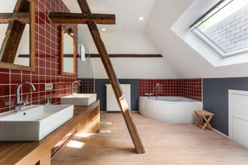Quadruple Room with Private Bathroom image 10