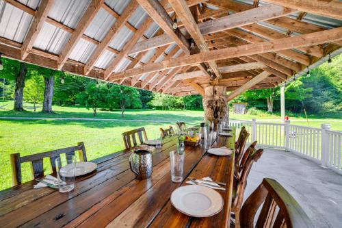 Massive Roscoe Retreat Great for Large Groups!