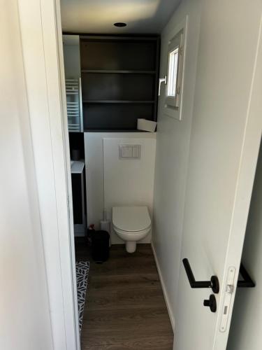 Tiny house avec jardin clos et privatif proche Disneyland et parc des félins (Tiny house avec jardin clos et privatif proche Disneyland et parc des felins) in Муро