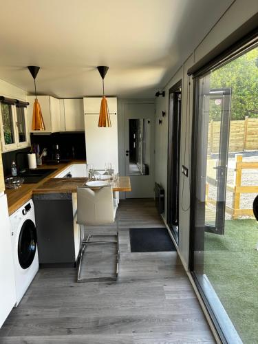 Tiny house avec jardin clos et privatif proche Disneyland et parc des félins gîte à louer Saints