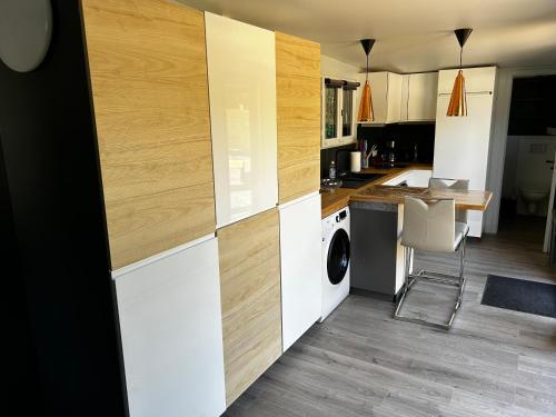 Tiny house avec jardin clos et privatif proche Disneyland et parc des félins (Tiny house avec jardin clos et privatif proche Disneyland et parc des felins) in Муро