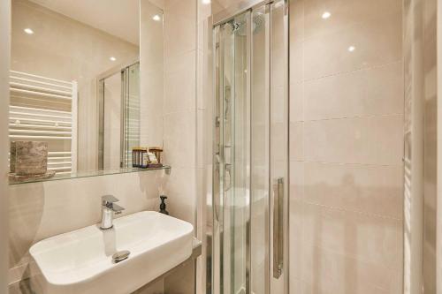 Comfortable 2BD/4P Apartment Near Tower E - image 7