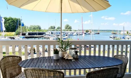Hafenidyll 46 - exklusiv am Yachthafen mit zwei Bädern - traumhafte Sonnenuntergänge inklusive in Ostseebad Karlshagen, Deutschland