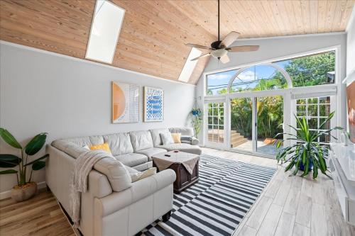 5B - Modern Pool - Game Room - Beachside - 7 Bed - Mural- AC - Washer Dryer in Indian Harbour Beach, USA