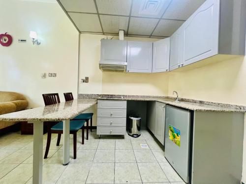 Sky Hotel Apartments - Kitchen