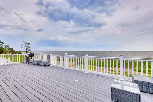 Private Beach and Deck Bayfront Home in Hayes! in ยอร์คทาวน์ (VA)