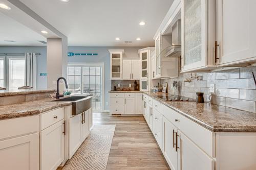 Private Beach and Deck Bayfront Home in Hayes! in Yorktown, USA
