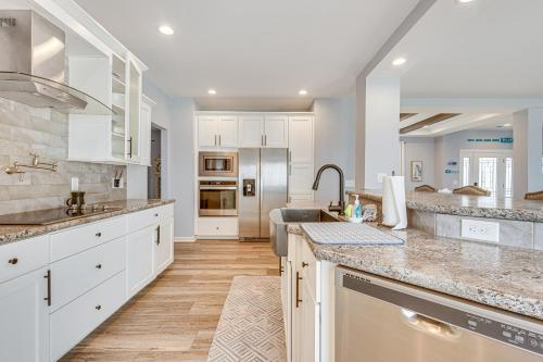 Private Beach and Deck Bayfront Home in Hayes! in ยอร์คทาวน์ (VA)