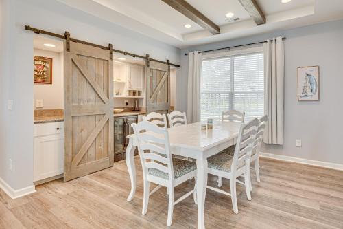 Private Beach and Deck Bayfront Home in Hayes! in ยอร์คทาวน์ (VA)