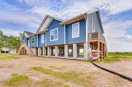 Private Beach and Deck Bayfront Home in Hayes! in ยอร์คทาวน์ (VA)