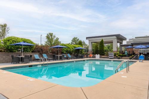 สระว่ายน้ำ, Hampton Inn by Hilton Manchester in แมนเชสเตอร์ (NH)