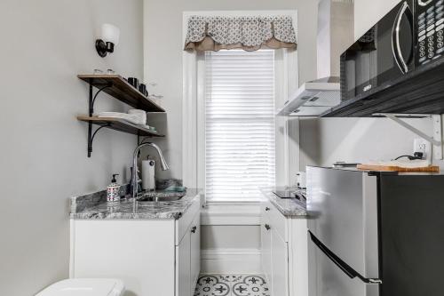 G1 central location museums FREE PARKING near Virginia Tudományos Múzeum