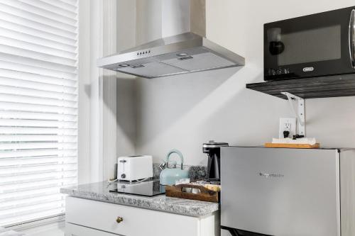 G1 central location museums FREE PARKING near Virginia Tudományos Múzeum