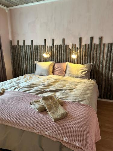 1 queen bed, 1 bunk bed