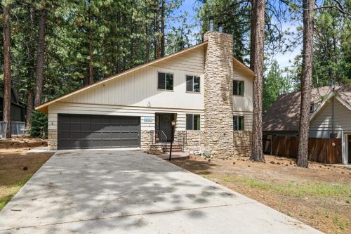 Sky Krest - Located on a quiet street in the middle of town, Games! Pool table! in Big Bear Lake, USA
