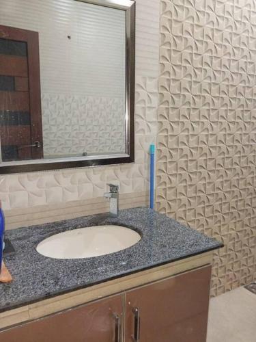 Entire Unit in LHR near Airport - image 2