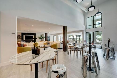 UBP-Brand new luxury apartment home near Buffalo Bayou Park