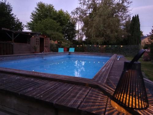 Úszómedence, Bungalow 2 pièces, SDB, terrasse, Piscine de mai à octobre (Bungalow 2 pieces, SDB, terrasse, Piscine de mai a octobre) in La Ferte-Frenel