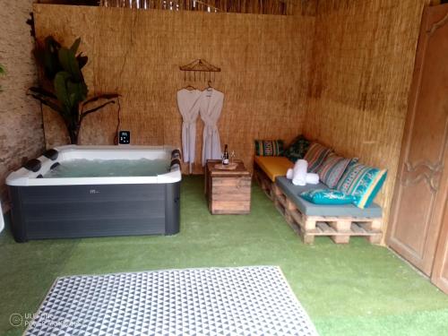 Pezsgőfürdő, Aux Alcôves du Spa (Aux Alcoves du Spa) in La Rothiere