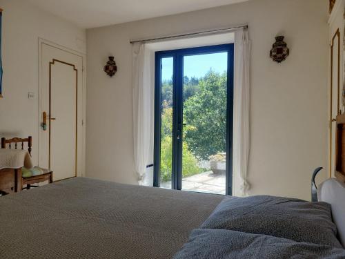 Chambre et terrasse dans une ancienne bergerie in Saint-Étienne-d'Albagnan