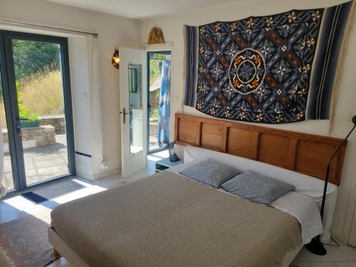 Chambre et terrasse dans une ancienne bergerie in Saint-Étienne-d'Albagnan